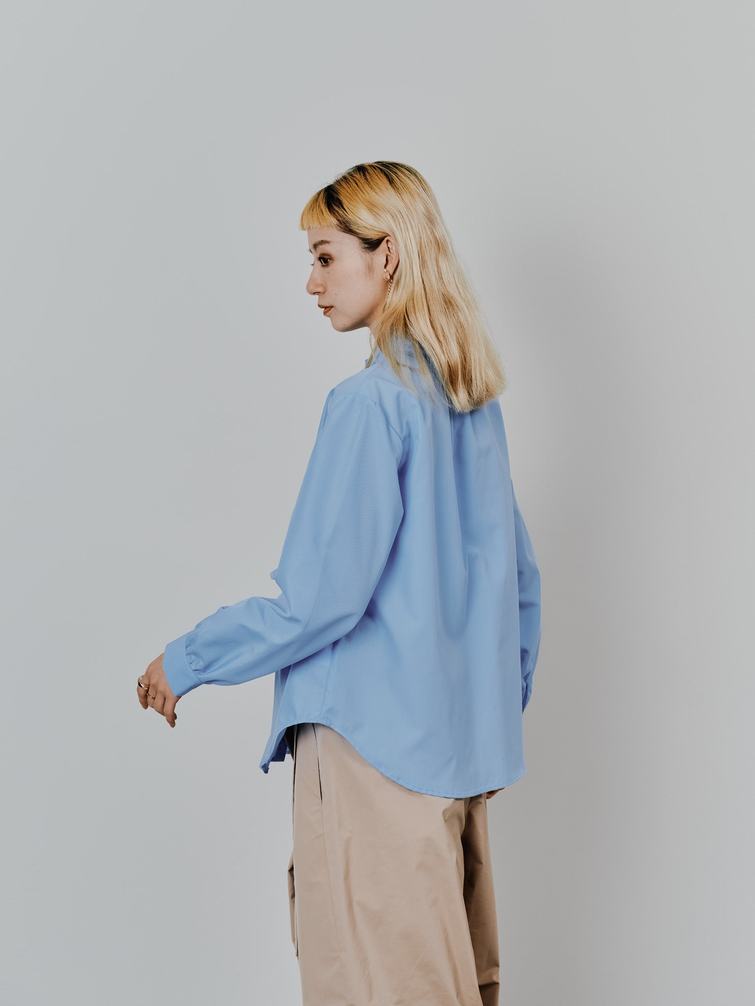 【-PRE SALE- 12/15 18:00まで!!】フェイクパールボタンフロントフリルブラウス [601404] sax