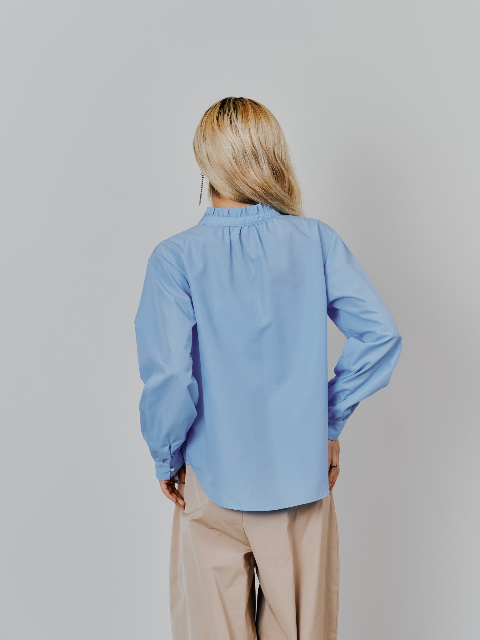 【-PRE SALE- 12/15 18:00まで!!】フェイクパールボタンフロントフリルブラウス [601404] sax