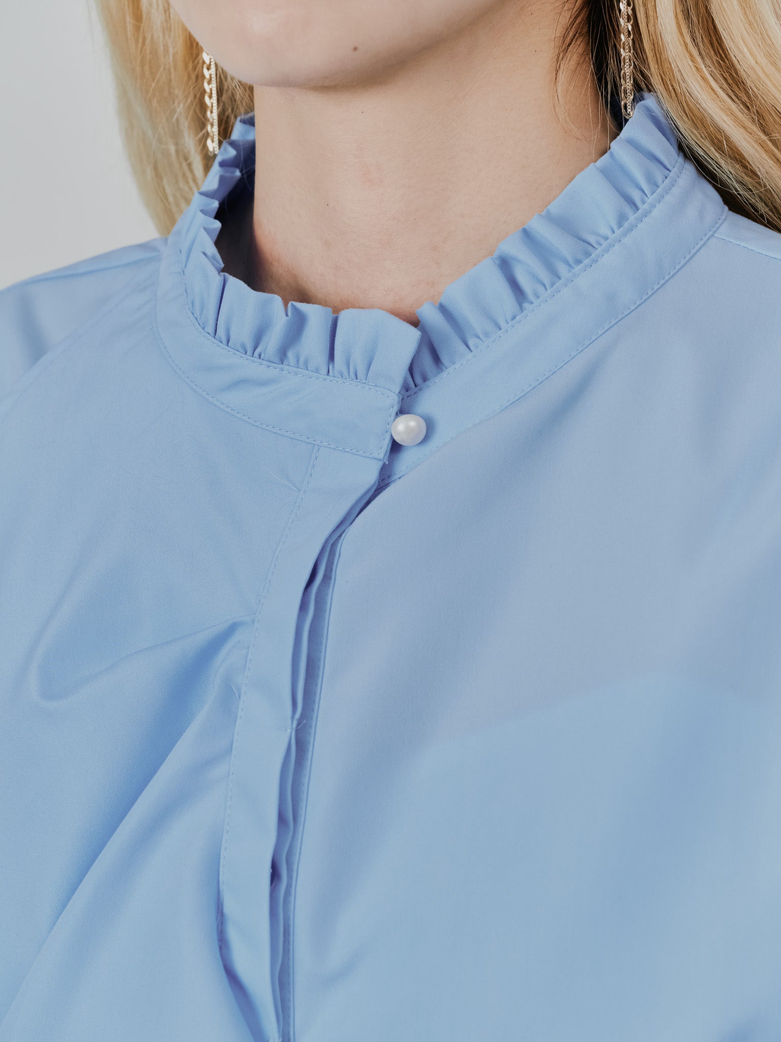 【-PRE SALE- 12/15 18:00まで!!】フェイクパールボタンフロントフリルブラウス [601404] sax