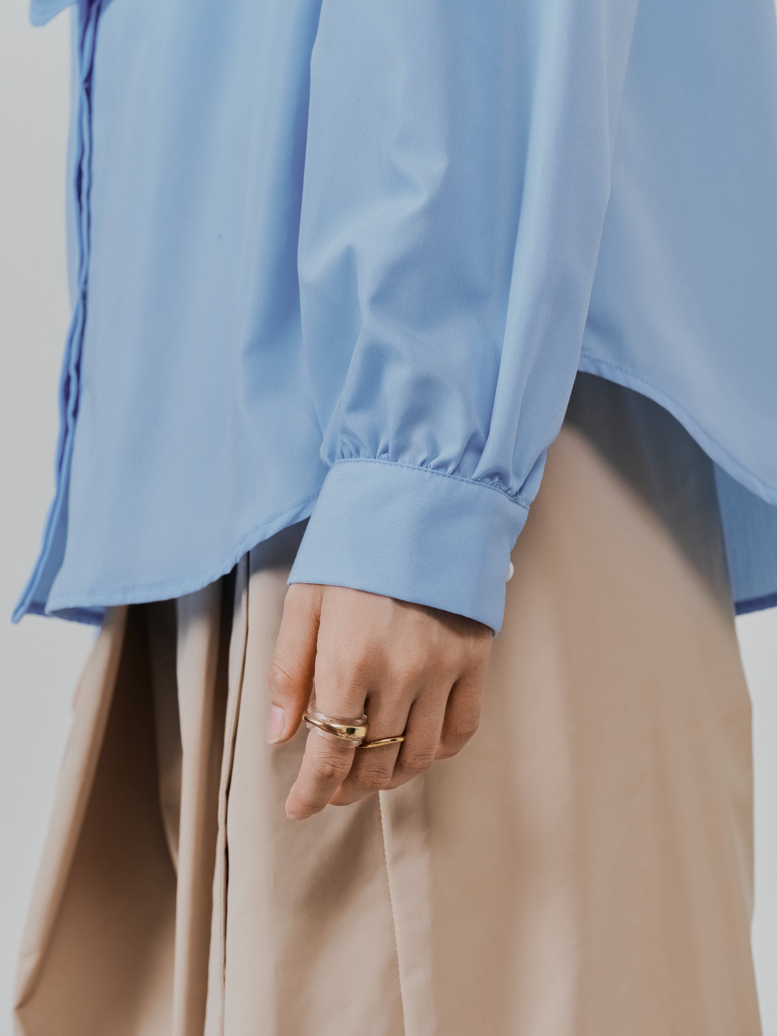 【-PRE SALE- 12/15 18:00まで!!】フェイクパールボタンフロントフリルブラウス [601404] sax