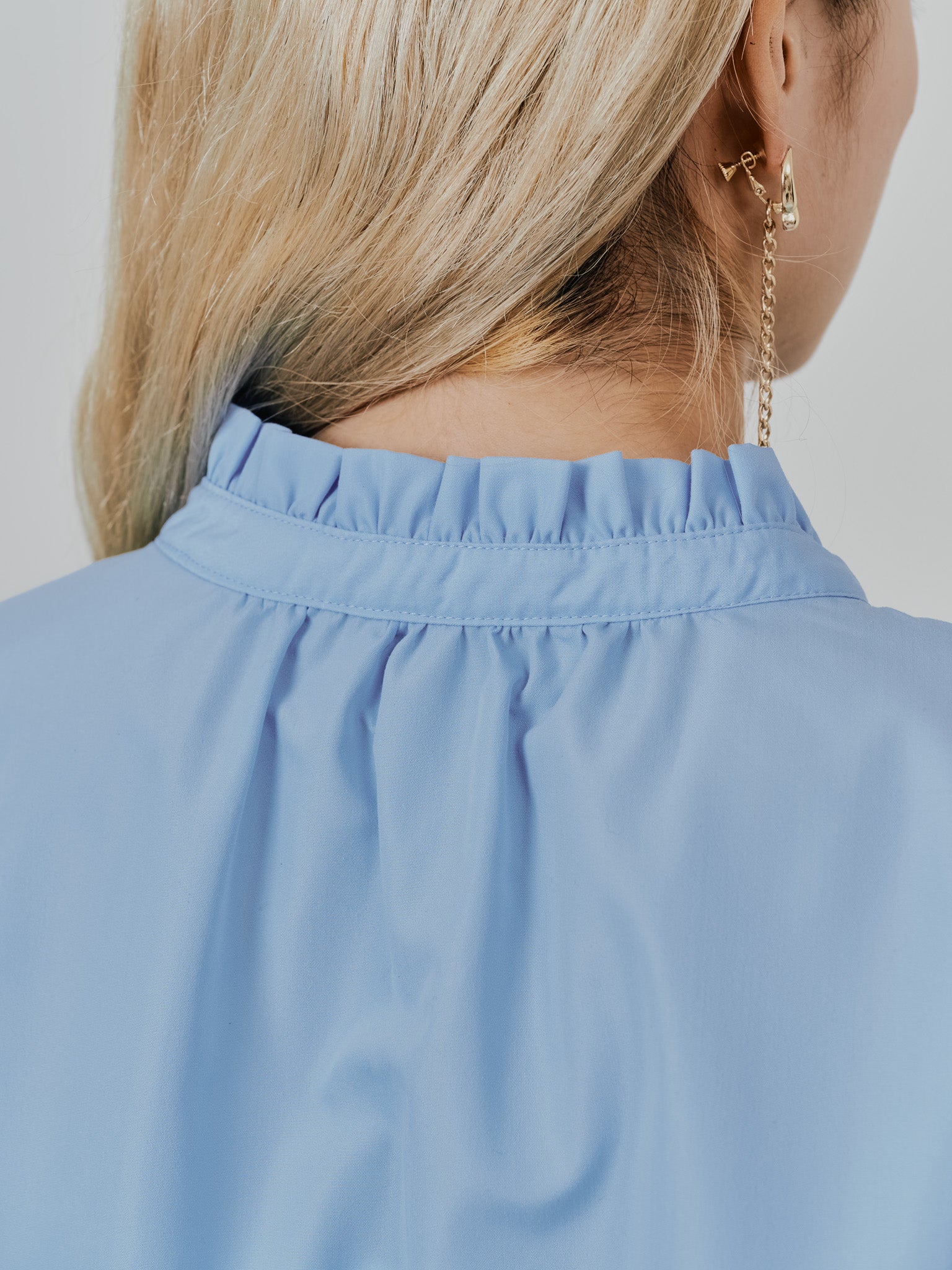 【-PRE SALE- 12/15 18:00まで!!】フェイクパールボタンフロントフリルブラウス [601404] sax