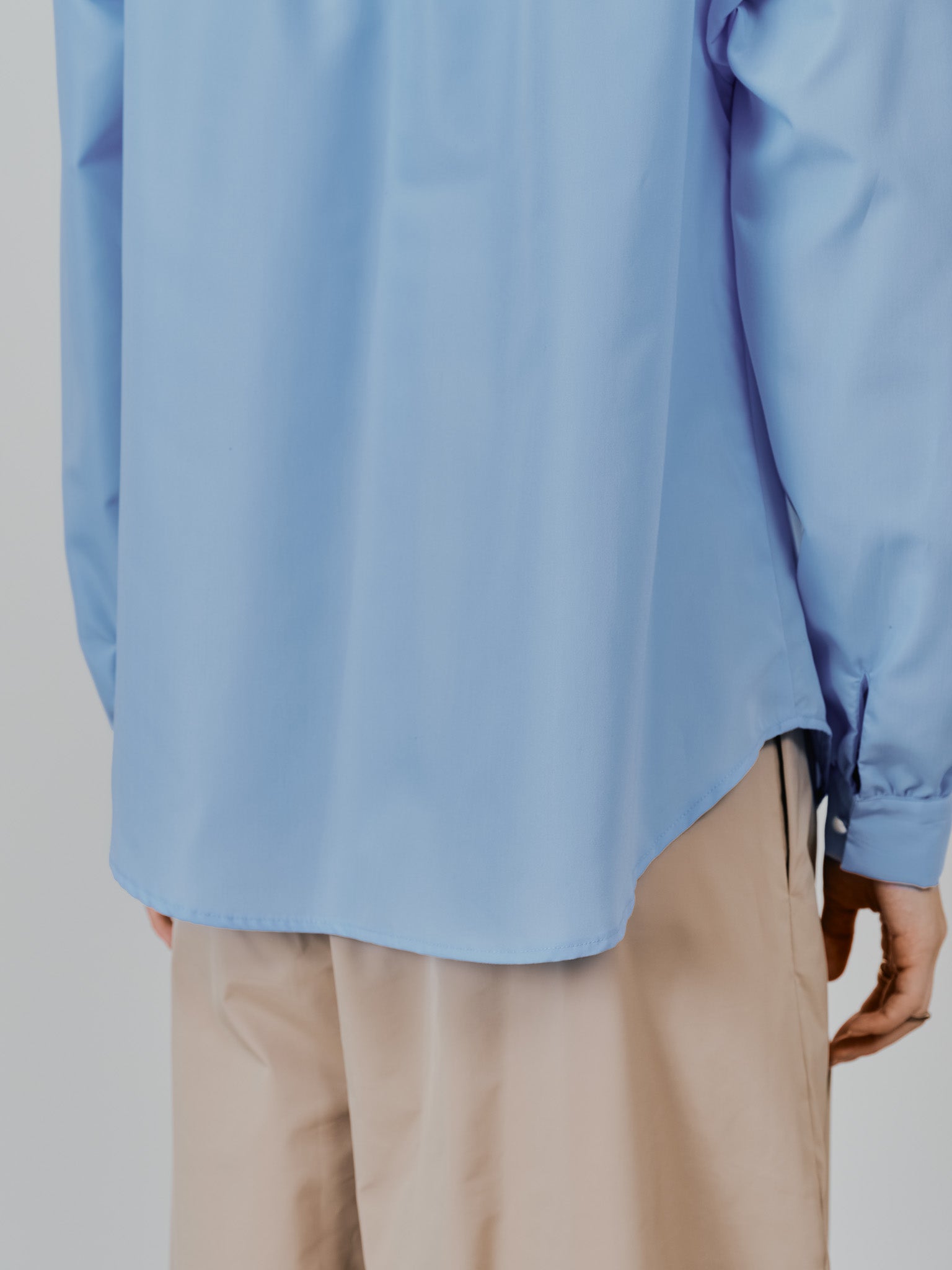 【-PRE SALE- 12/15 18:00まで!!】フェイクパールボタンフロントフリルブラウス [601404] sax