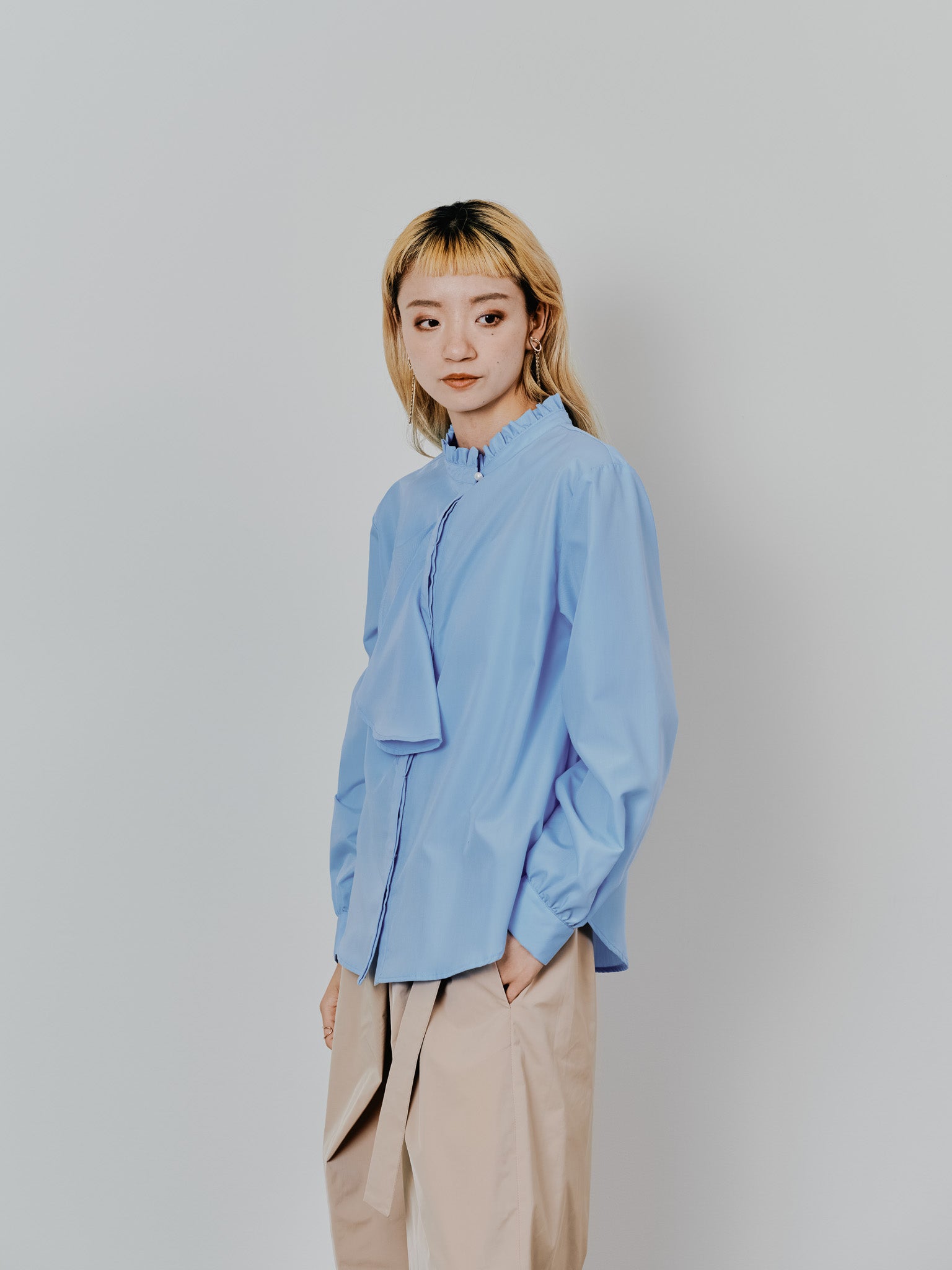 【TIME SALE 11/4まで!!】フェイクパールボタンフロントフリルブラウス [601404] sax