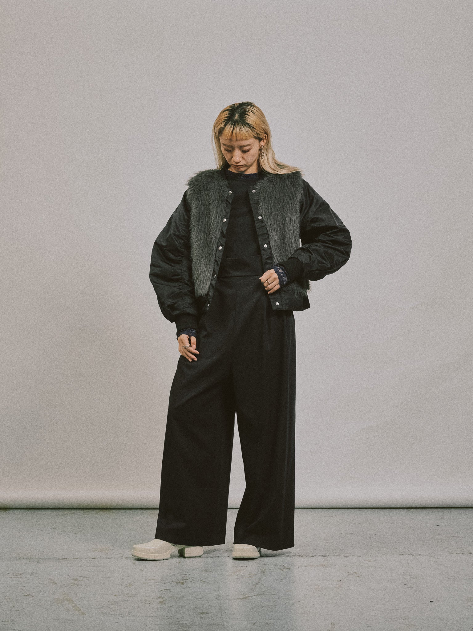 【-PRE SALE- 12/15 18:00まで!!】ダブル衿配色ファーベストレイヤードライク中綿ジャケット [605546] black