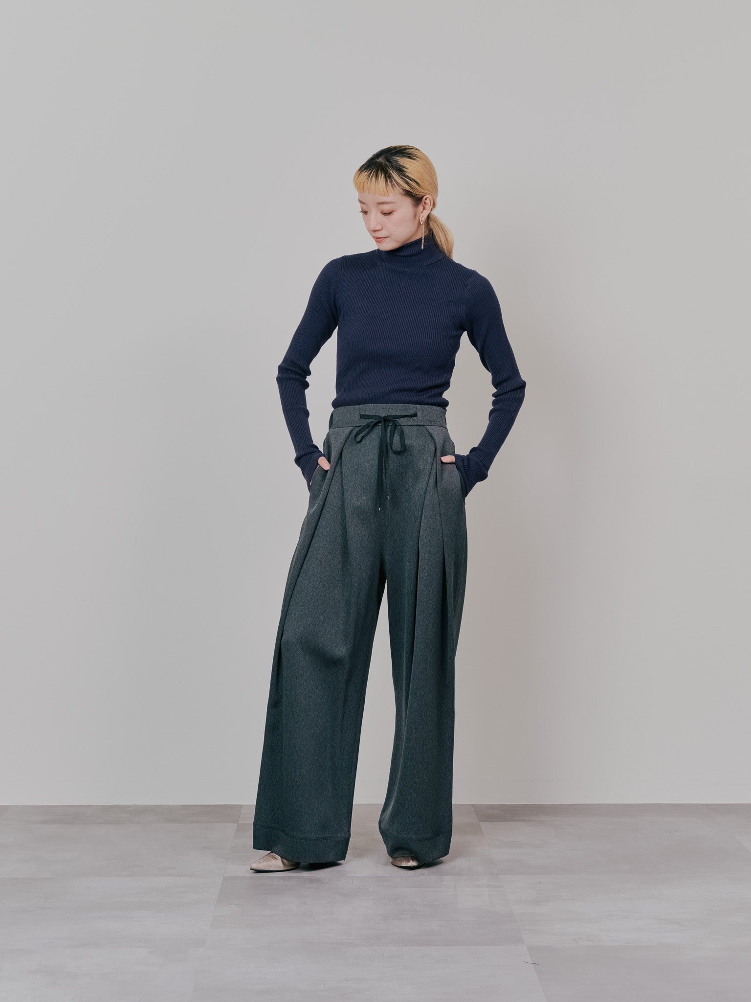 【-PRE SALE- 12/15 18:00まで!!】フロントリボンワイドタックパンツ [603330] charcoal