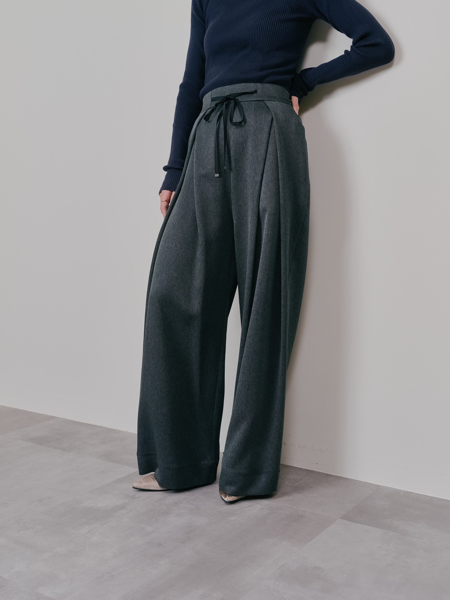 【-PRE SALE- 12/15 18:00まで!!】フロントリボンワイドタックパンツ [603330] charcoal