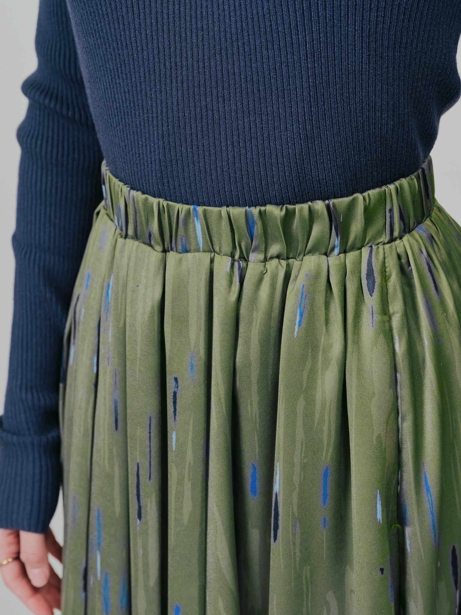 【-PRE SALE- 12/15 18:00まで!!】アートラインプリントハーフプリーツスカート [605538] khaki