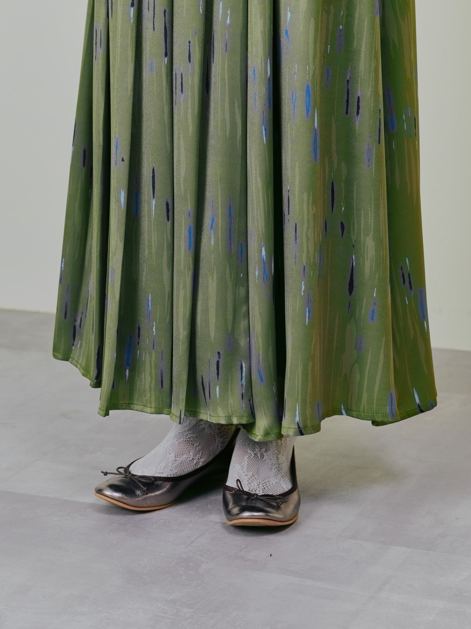 【-PRE SALE- 12/15 18:00まで!!】アートラインプリントハーフプリーツスカート [605538] khaki