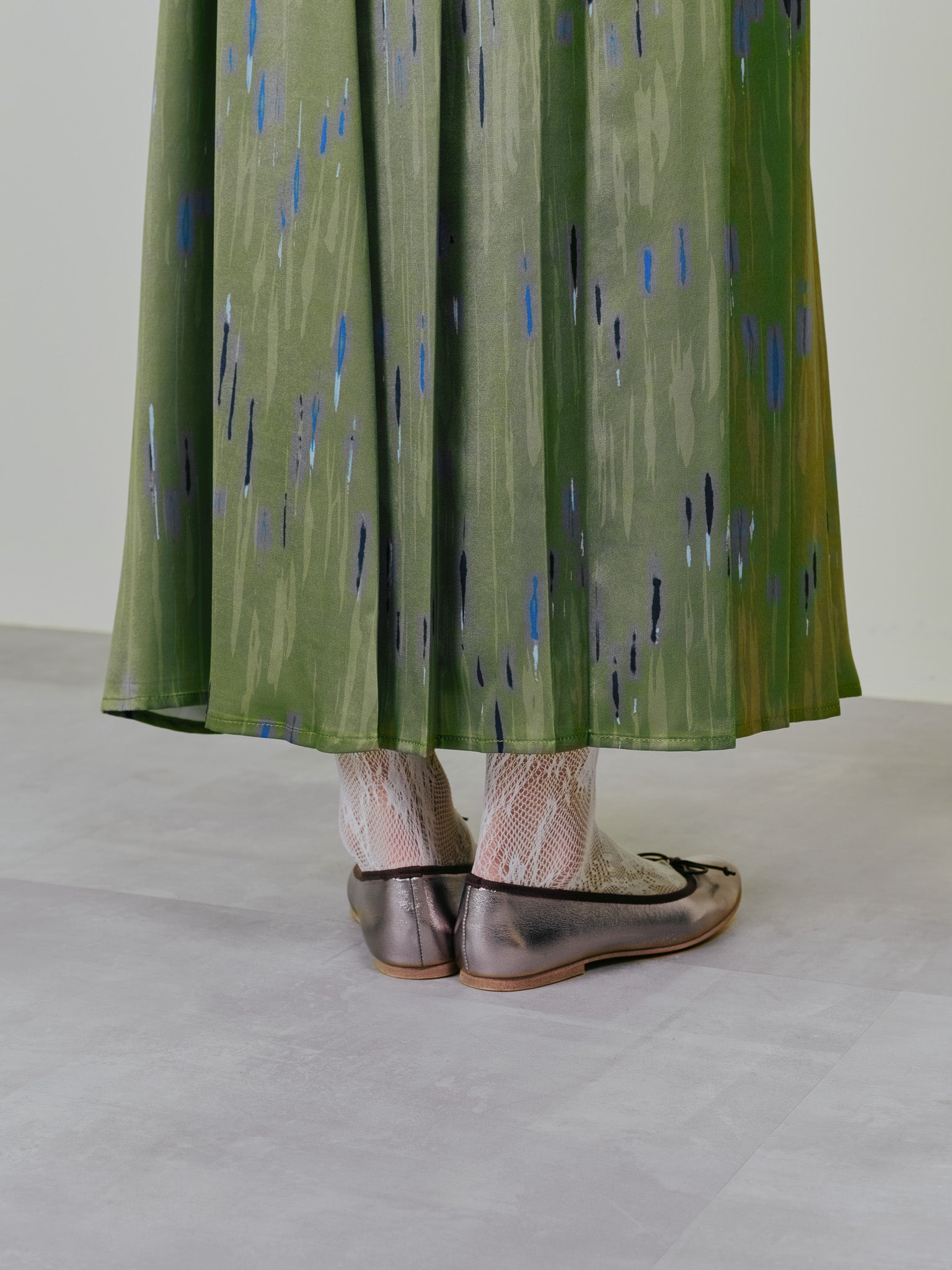 【SALE】アートラインプリントハーフプリーツスカート [605538] khaki