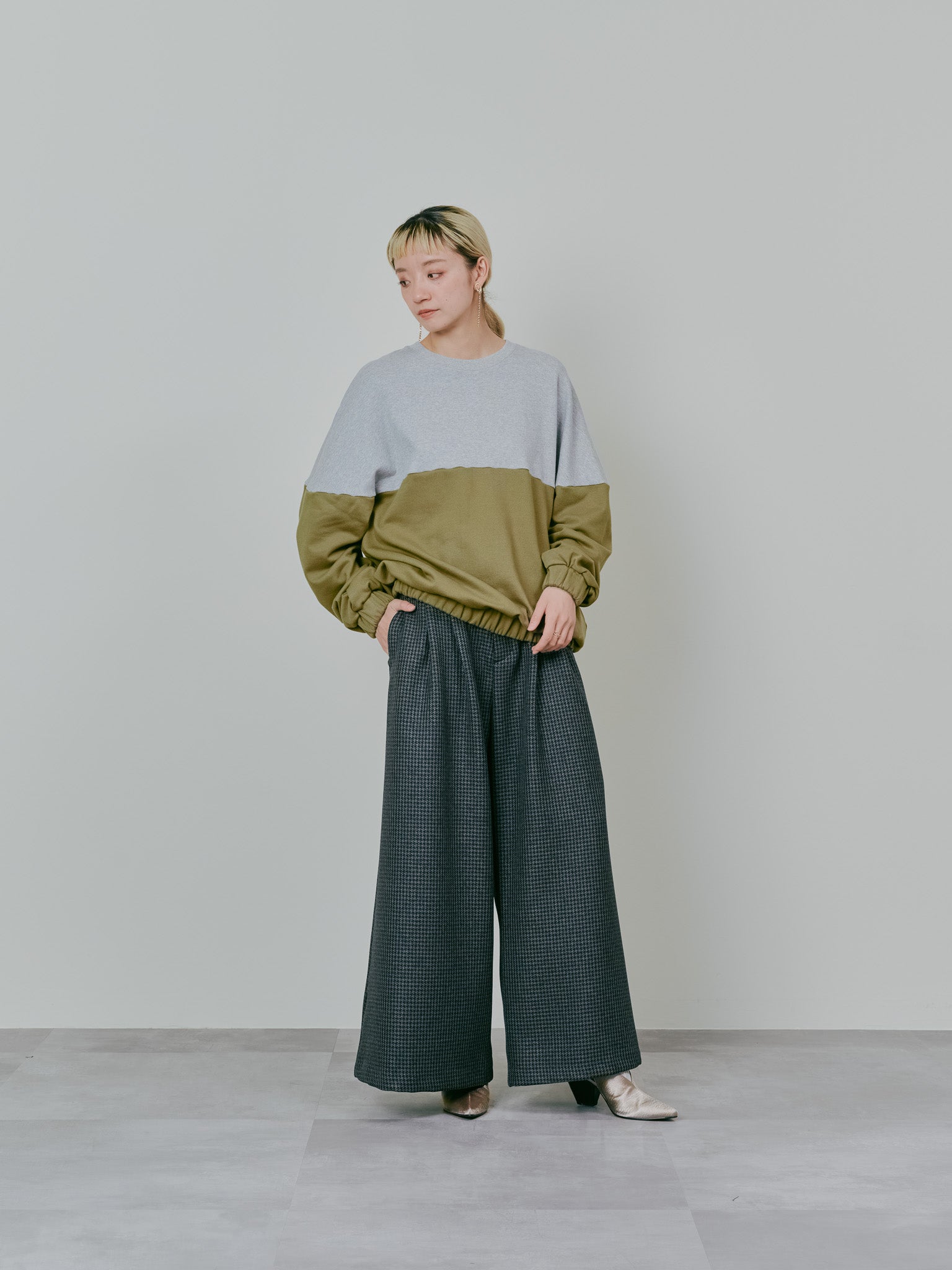 【-PRE SALE- 12/15 18:00まで!!】配色スウェットギャザートップス [601449] khaki