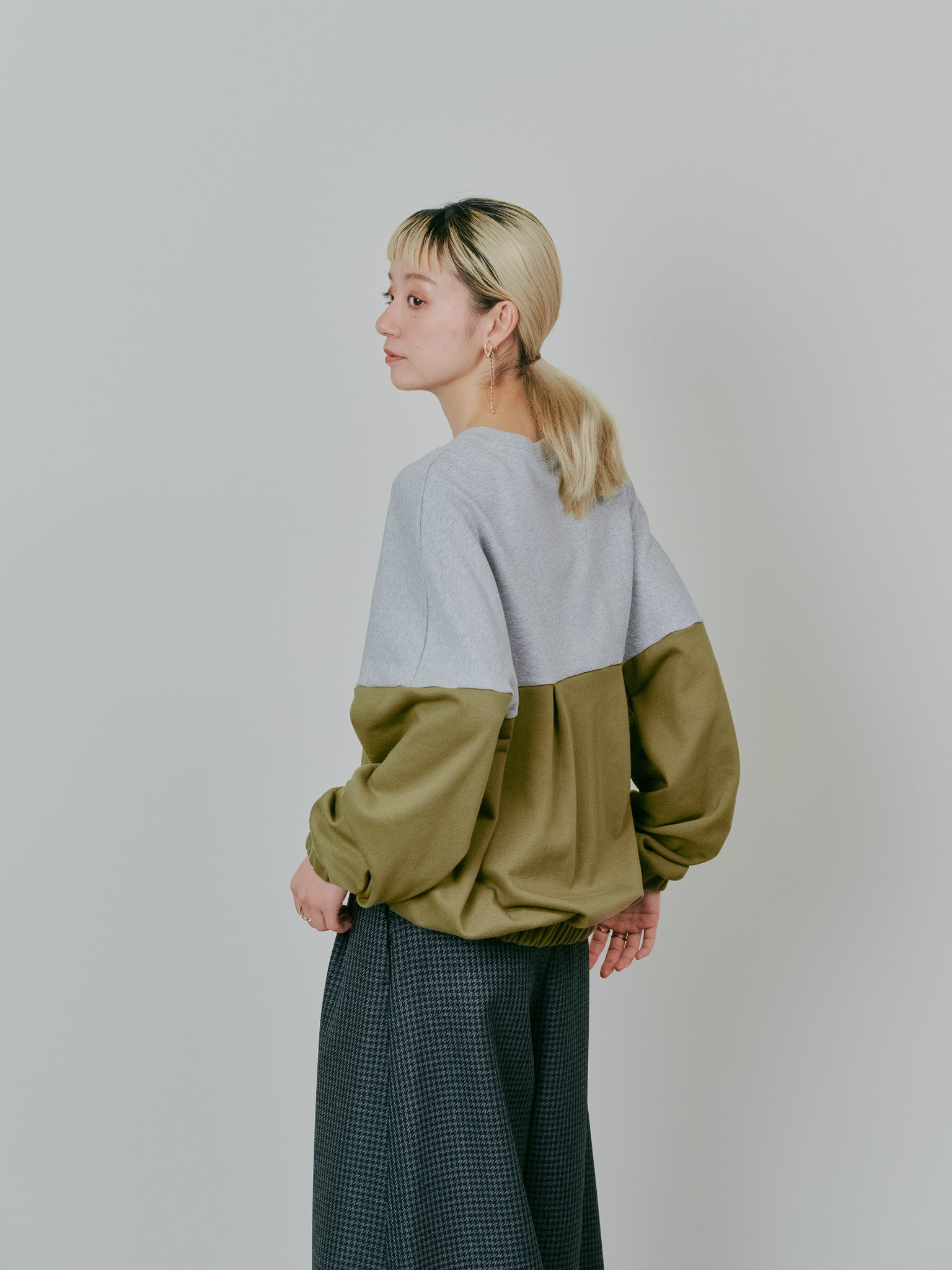 【SALE】配色スウェットギャザートップス [601449] khaki