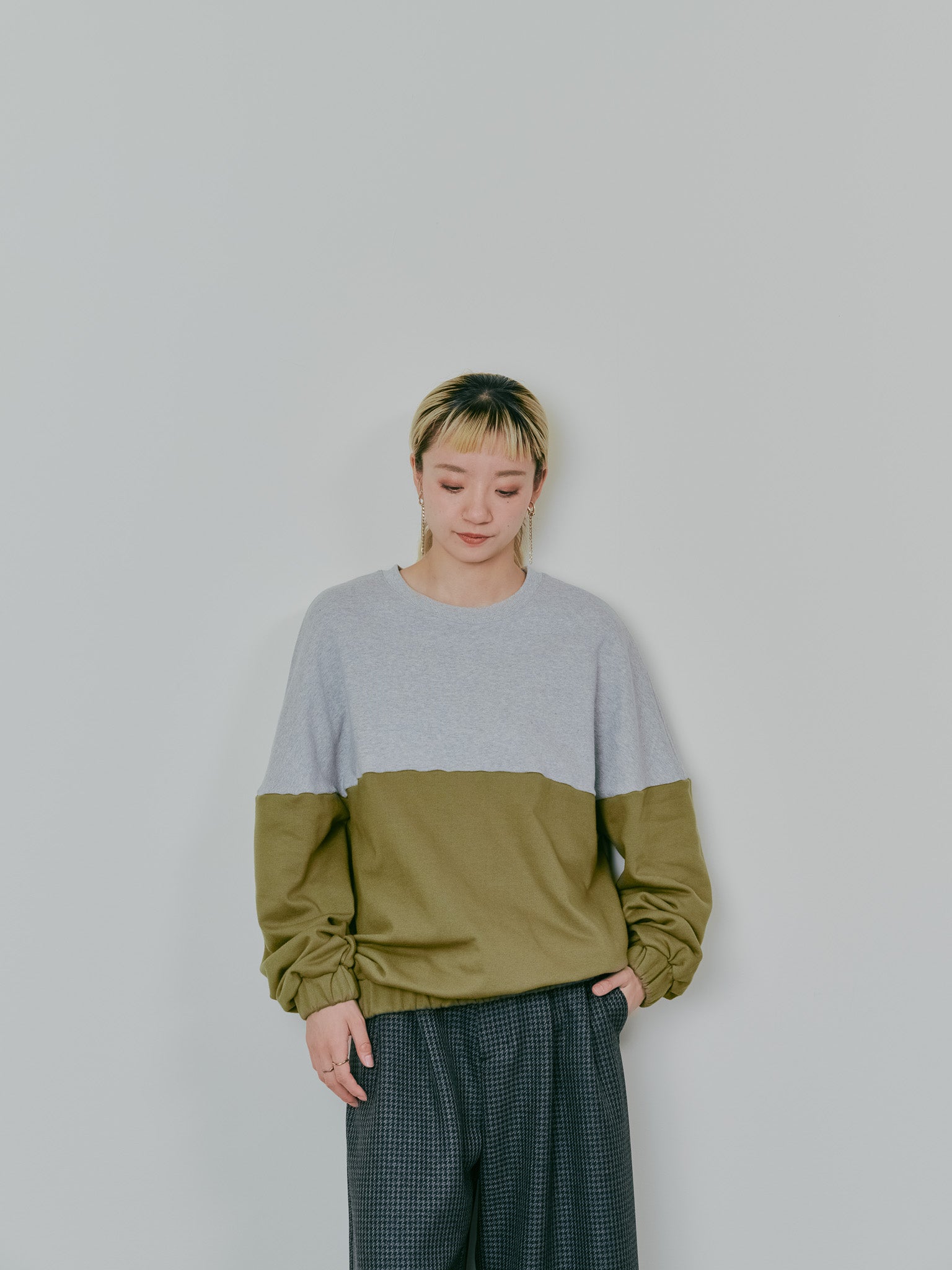 【-PRE SALE- 12/15 18:00まで!!】配色スウェットギャザートップス [601449] khaki