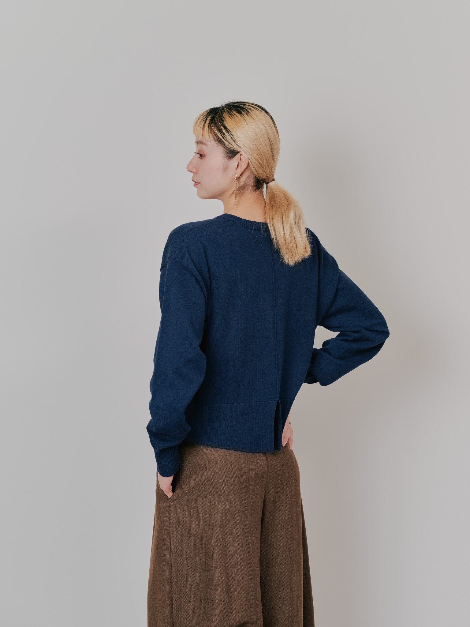 【-PRE SALE- 12/15 18:00まで!!】バックスリットカシミアニットトップス [605550] navy