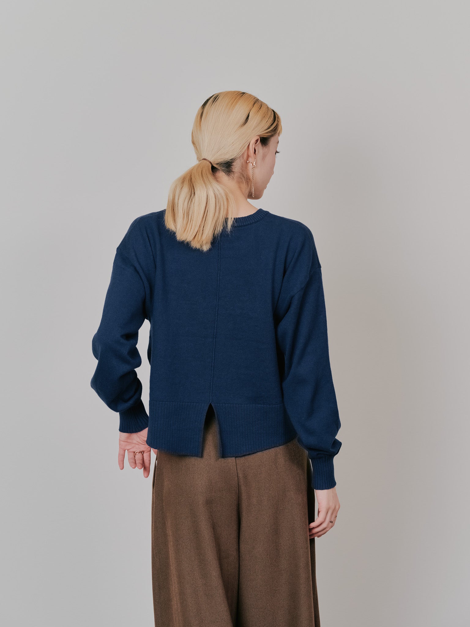 【-PRE SALE- 12/15 18:00まで!!】バックスリットカシミアニットトップス [605550] navy