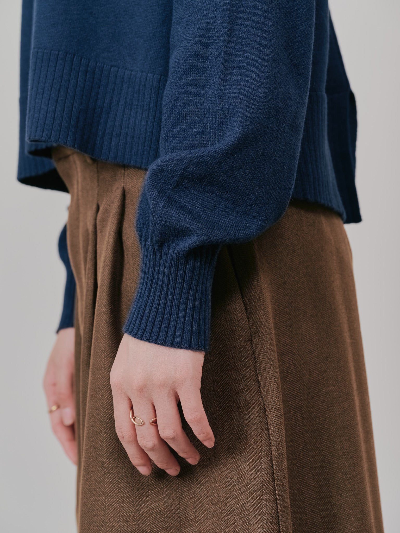 【-PRE SALE- 12/15 18:00まで!!】バックスリットカシミアニットトップス [605550] navy