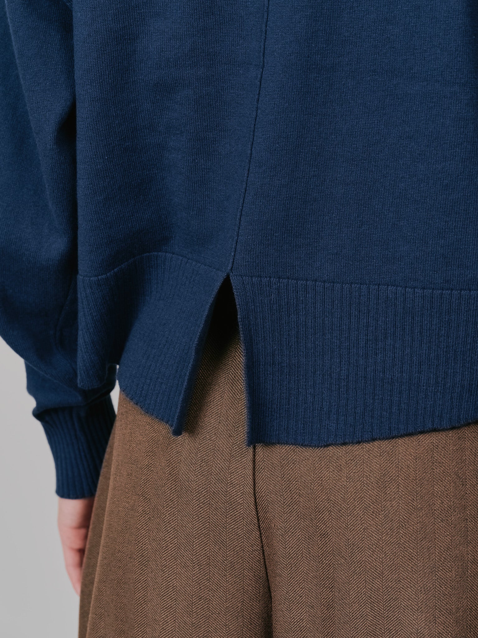 【-PRE SALE- 12/15 18:00まで!!】バックスリットカシミアニットトップス [605550] navy