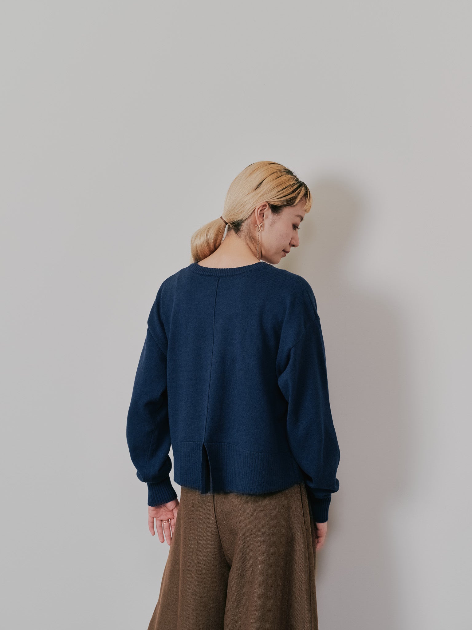 【-PRE SALE- 12/15 18:00まで!!】バックスリットカシミアニットトップス [605550] navy