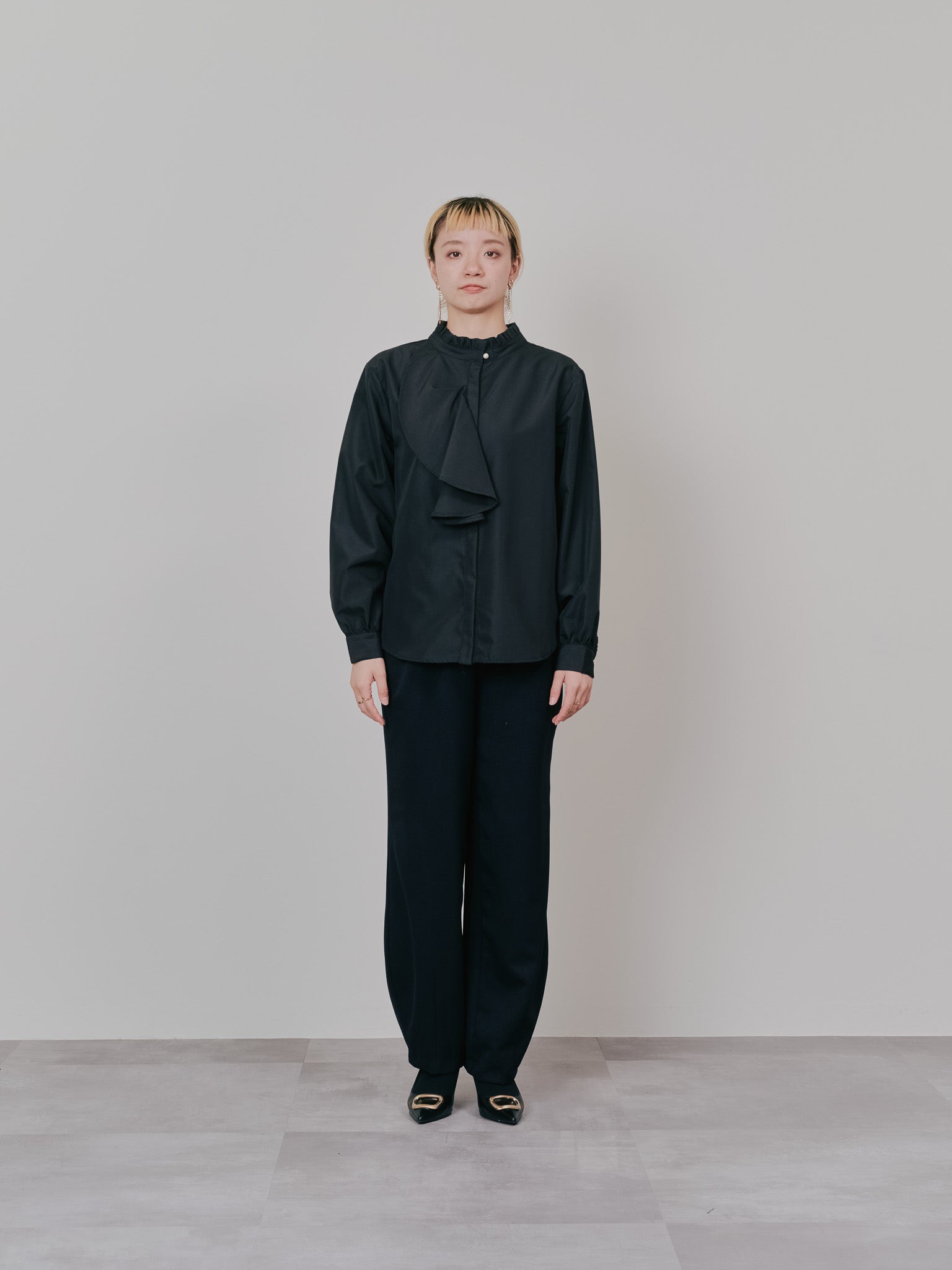 【-PRE SALE- 12/15 18:00まで!!】フェイクパールボタンフロントフリルブラウス [601404] black