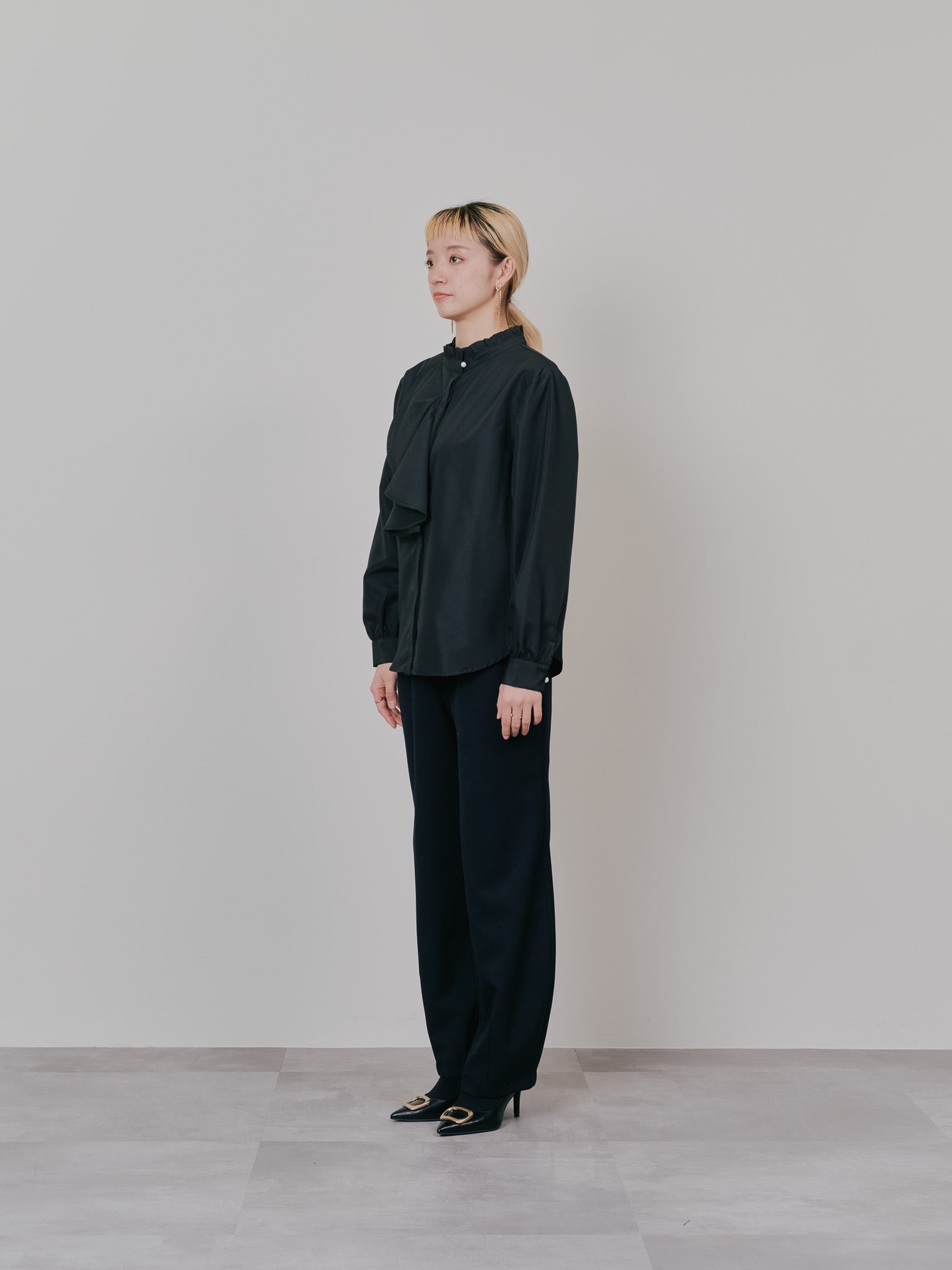 【-PRE SALE- 12/15 18:00まで!!】フェイクパールボタンフロントフリルブラウス [601404] black