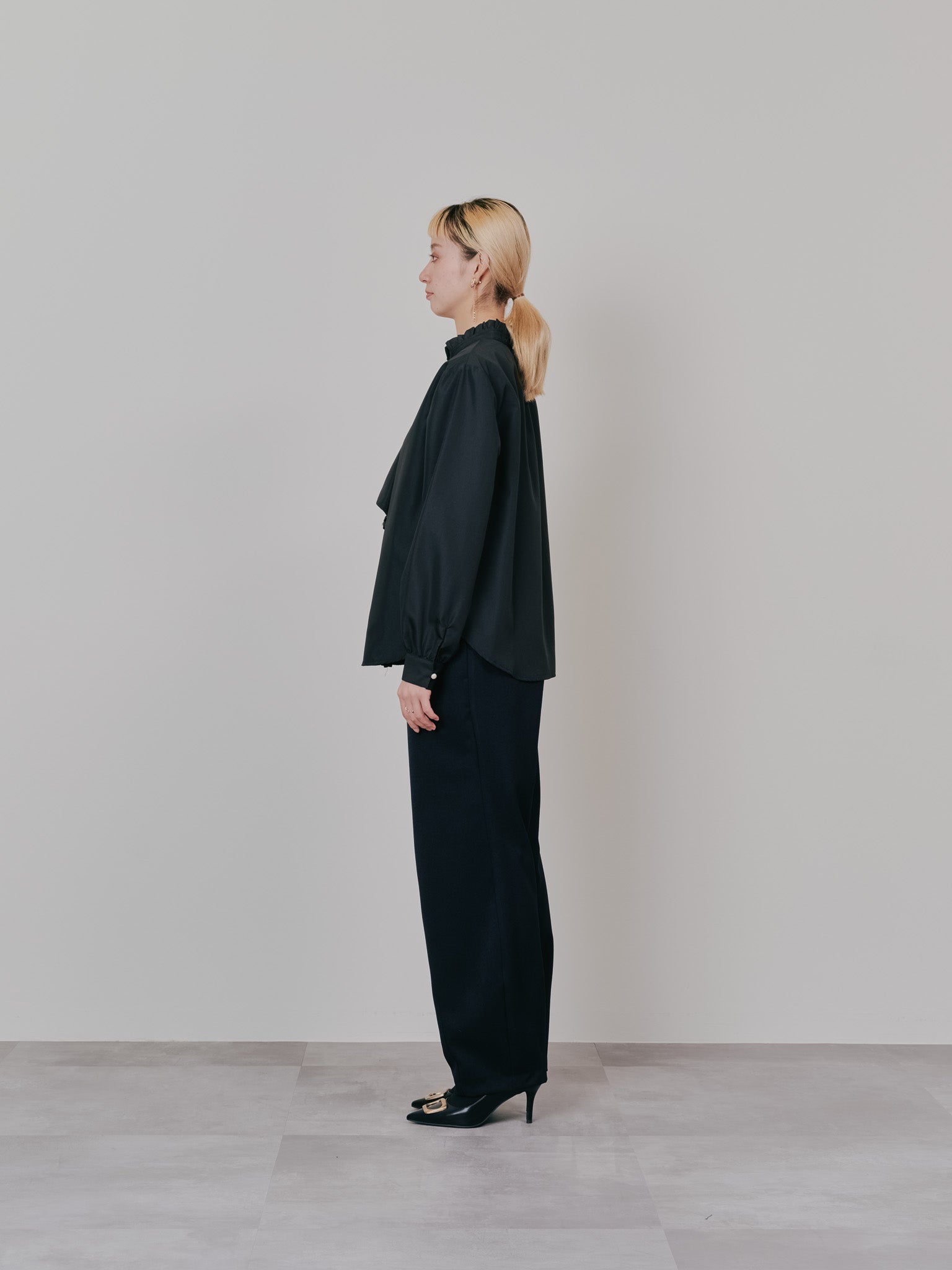 【-PRE SALE- 12/15 18:00まで!!】フェイクパールボタンフロントフリルブラウス [601404] black