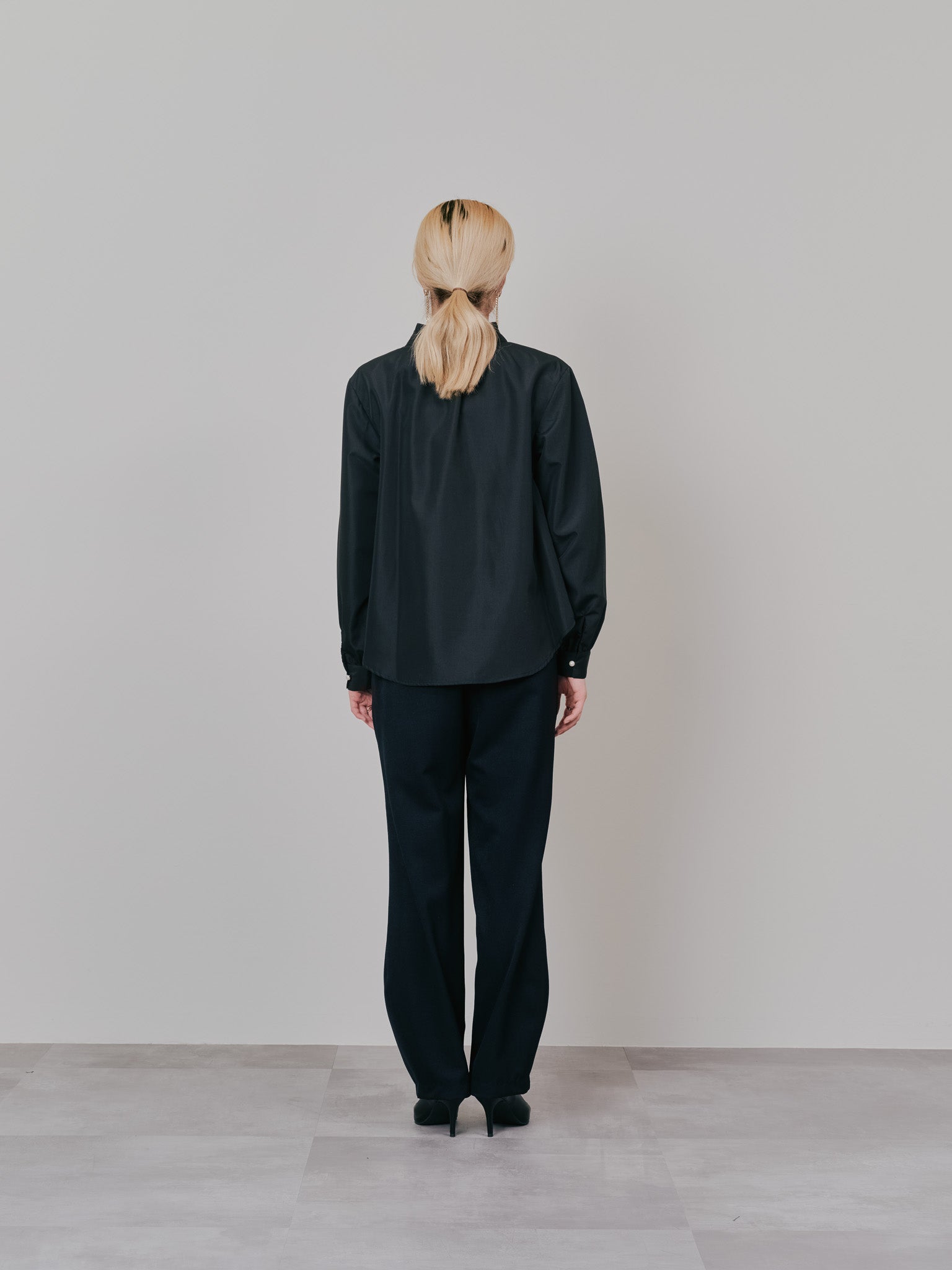 【-PRE SALE- 12/15 18:00まで!!】フェイクパールボタンフロントフリルブラウス [601404] black