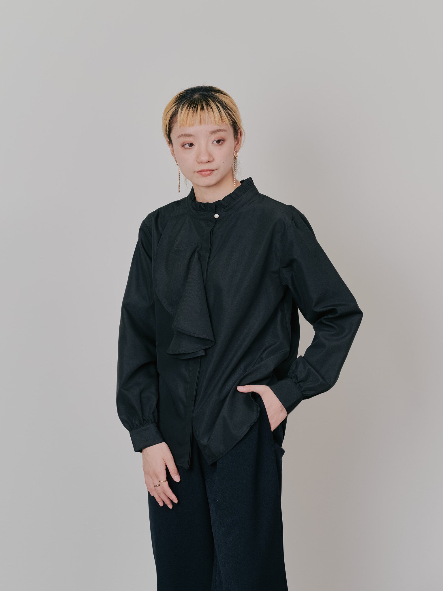 【-PRE SALE- 12/15 18:00まで!!】フェイクパールボタンフロントフリルブラウス [601404] black