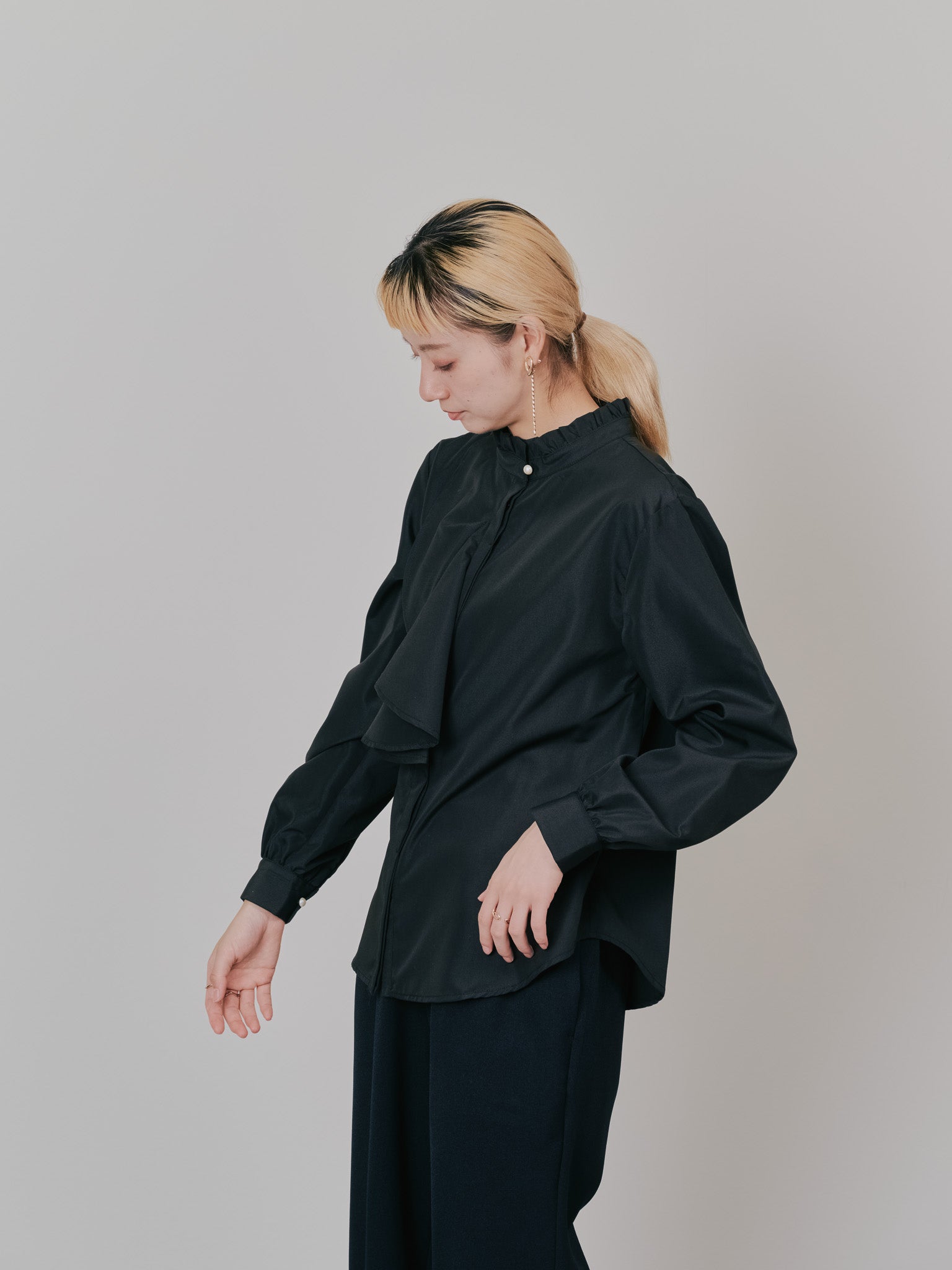 【-PRE SALE- 12/15 18:00まで!!】フェイクパールボタンフロントフリルブラウス [601404] black