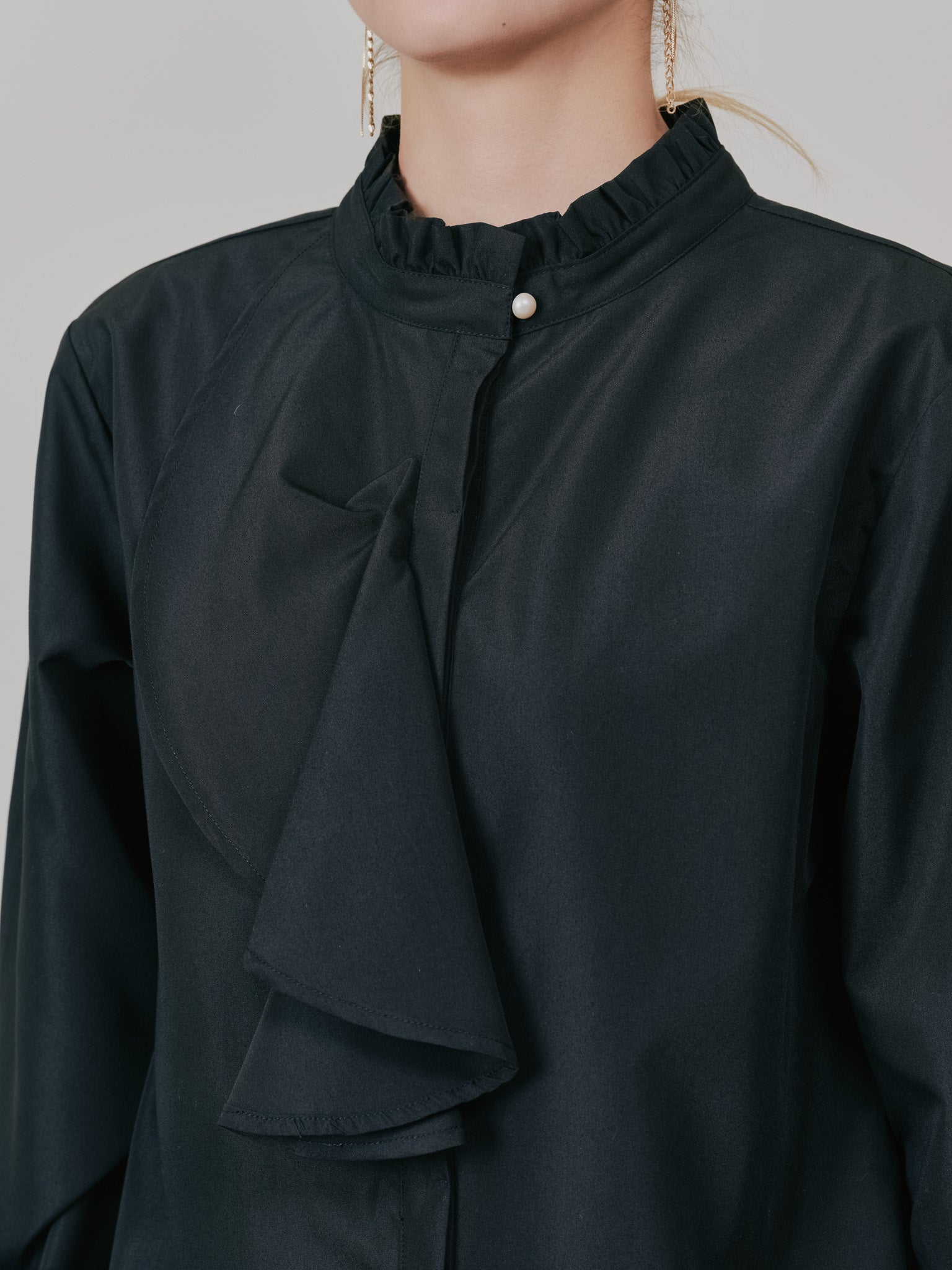 【-PRE SALE- 12/15 18:00まで!!】フェイクパールボタンフロントフリルブラウス [601404] black