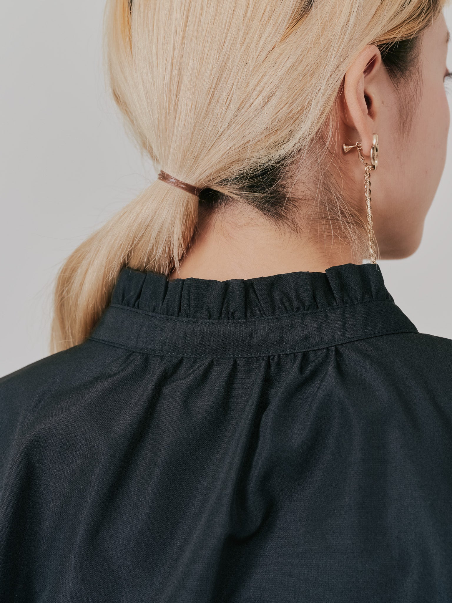 【-PRE SALE- 12/15 18:00まで!!】フェイクパールボタンフロントフリルブラウス [601404] black