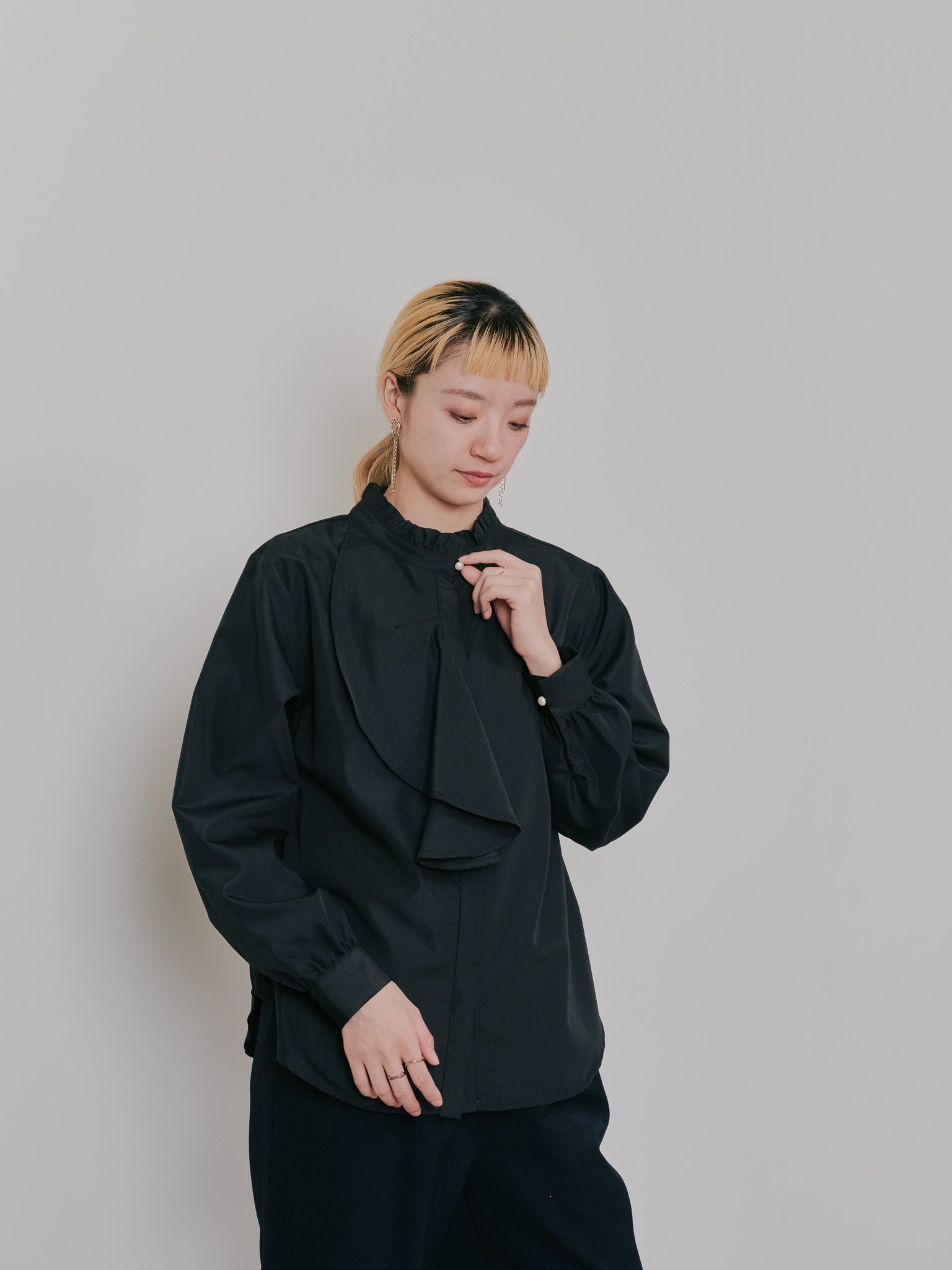 【-PRE SALE- 12/15 18:00まで!!】フェイクパールボタンフロントフリルブラウス [601404] black