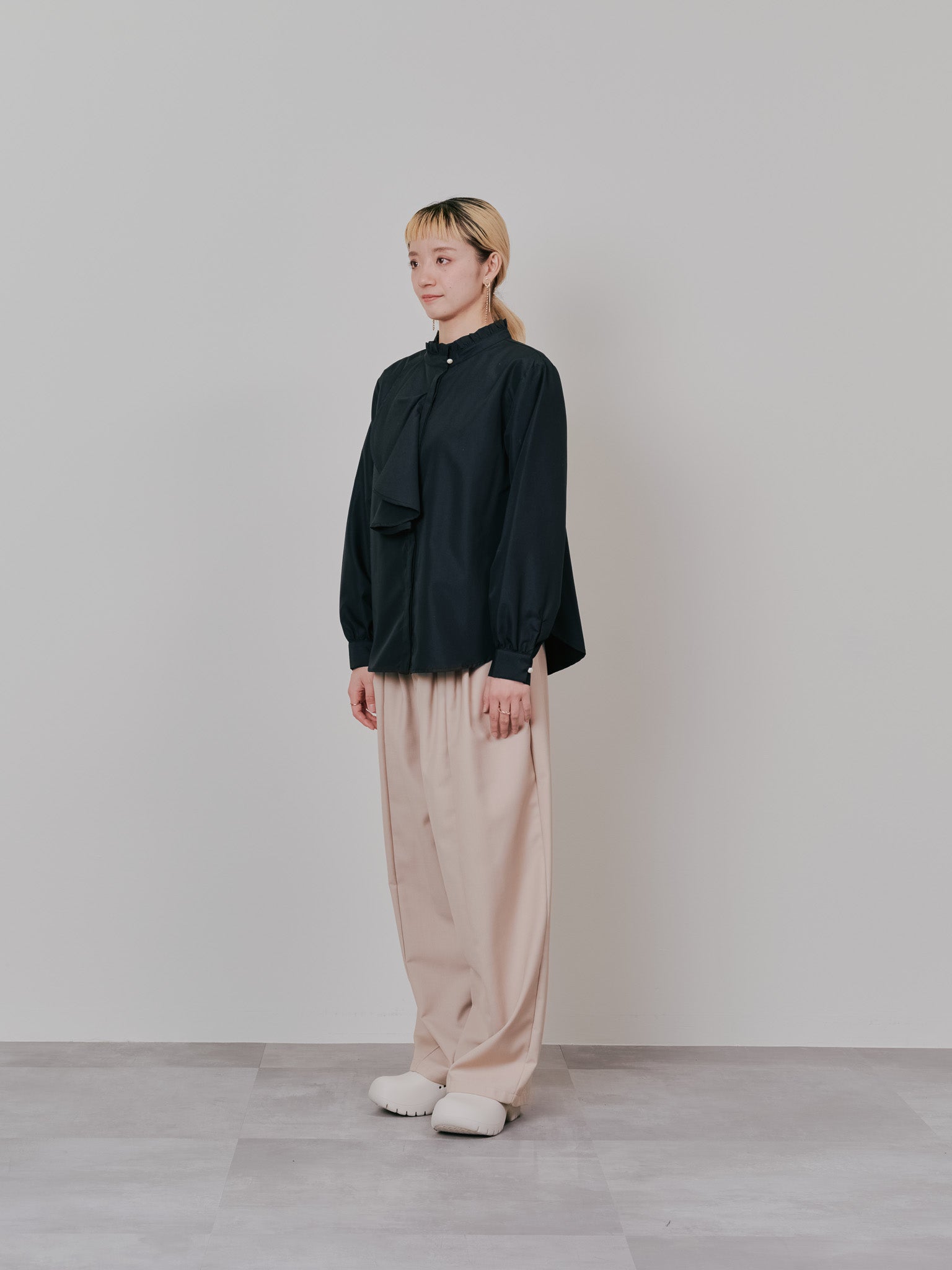 【-PRE SALE- 12/15 18:00まで!!】フェイクパールボタンフロントフリルブラウス [601404] black