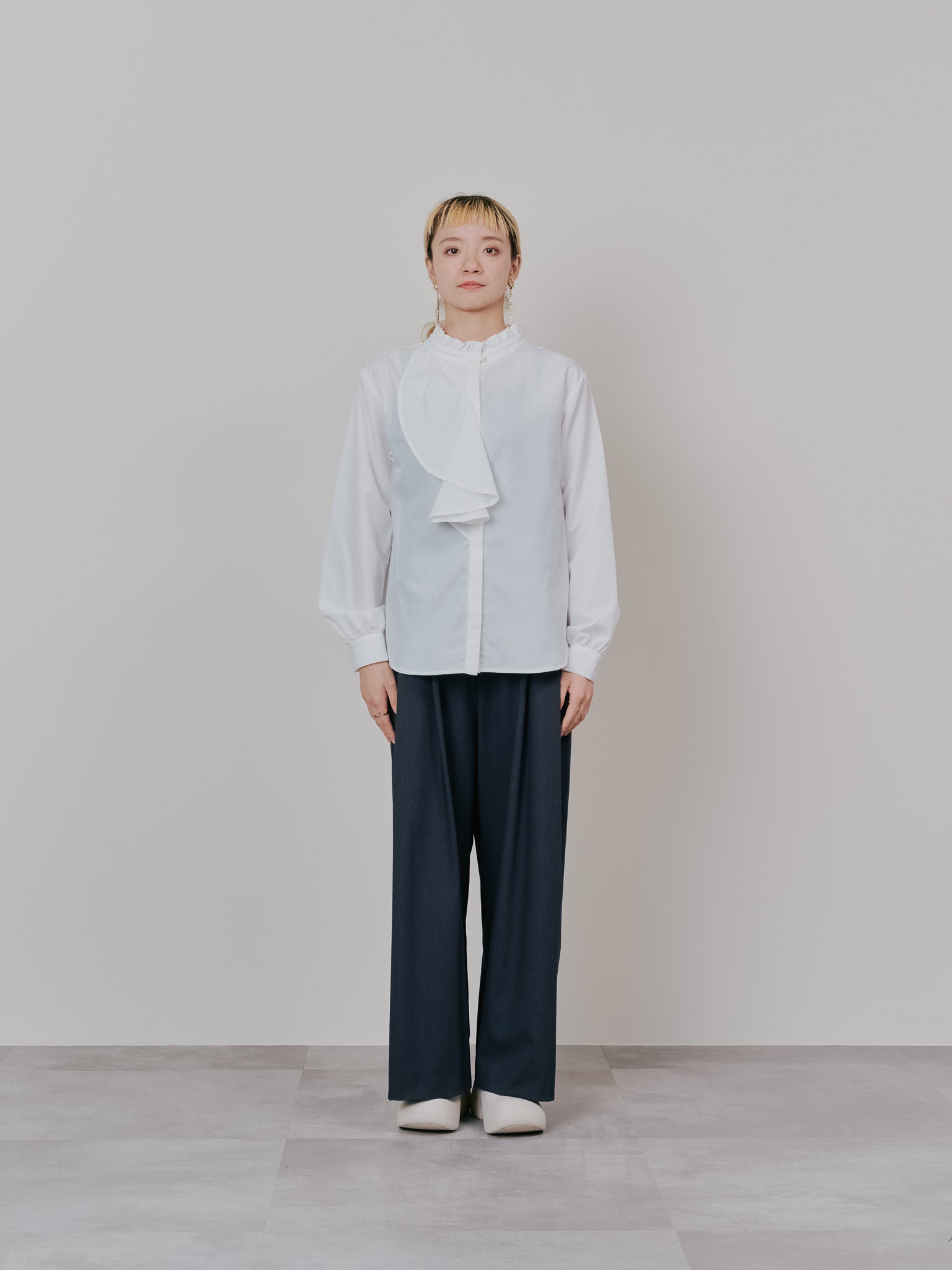 【-PRE SALE- 12/15 18:00まで!!】フェイクパールボタンフロントフリルブラウス [601404] off