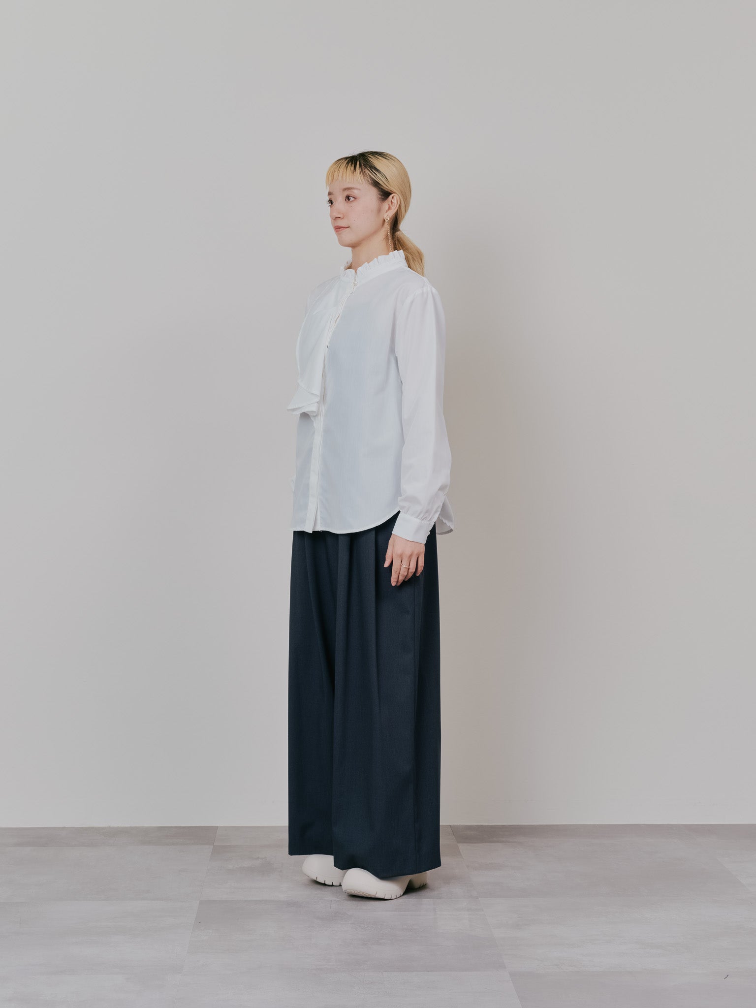 【-PRE SALE- 12/15 18:00まで!!】フェイクパールボタンフロントフリルブラウス [601404] off