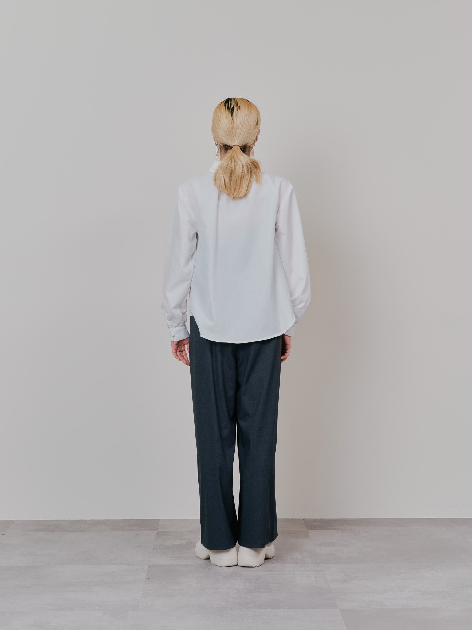 【-PRE SALE- 12/15 18:00まで!!】フェイクパールボタンフロントフリルブラウス [601404] off