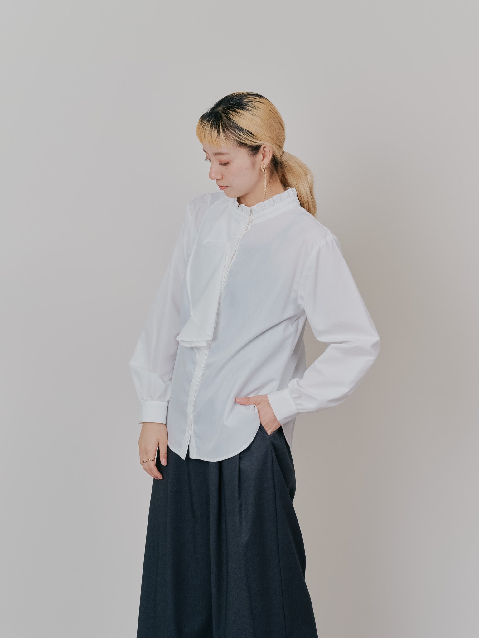 【-PRE SALE- 12/15 18:00まで!!】フェイクパールボタンフロントフリルブラウス [601404] off