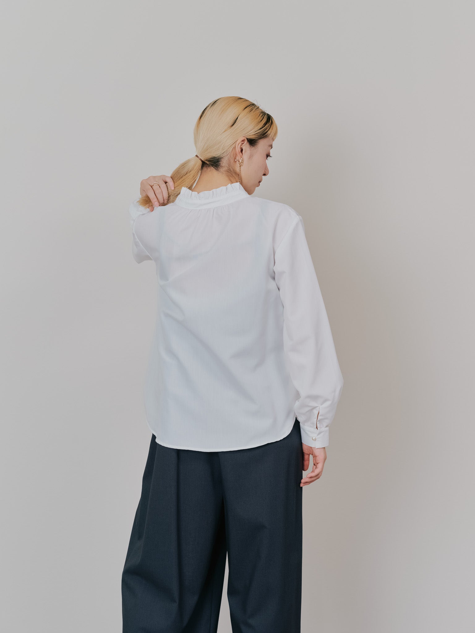 【-PRE SALE- 12/15 18:00まで!!】フェイクパールボタンフロントフリルブラウス [601404] off