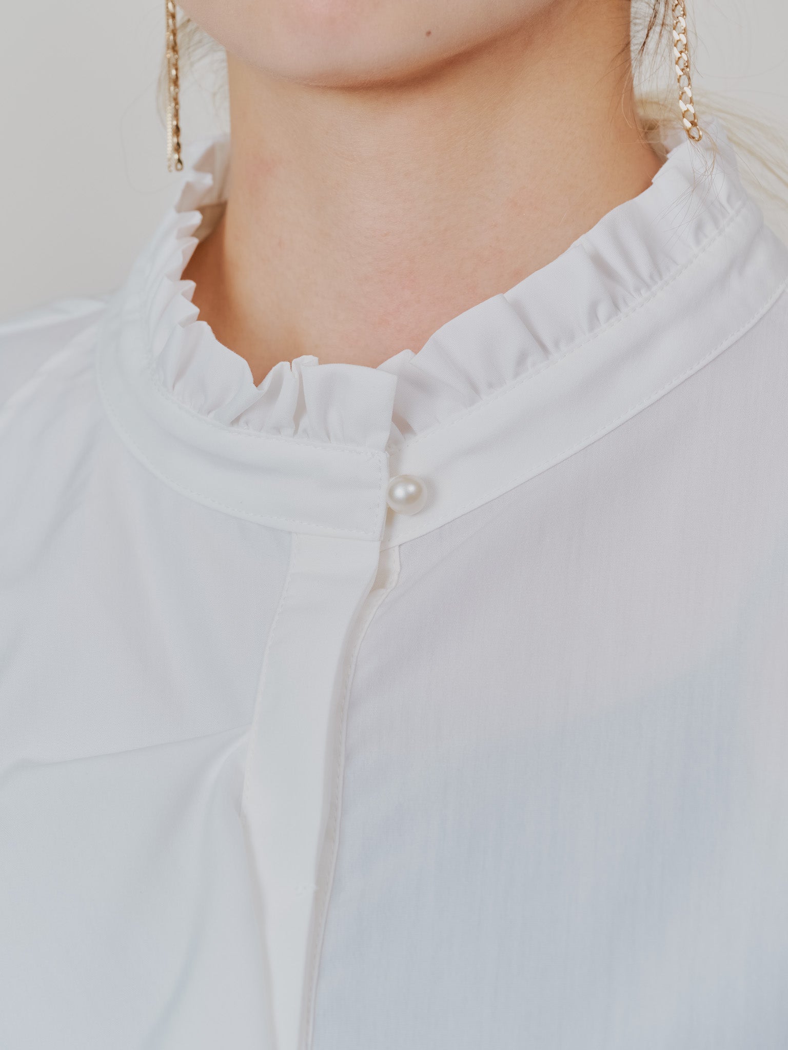 【-PRE SALE- 12/15 18:00まで!!】フェイクパールボタンフロントフリルブラウス [601404] off