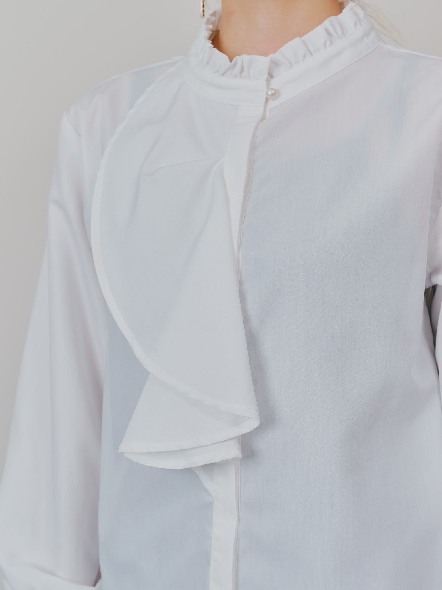 【-PRE SALE- 12/15 18:00まで!!】フェイクパールボタンフロントフリルブラウス [601404] off