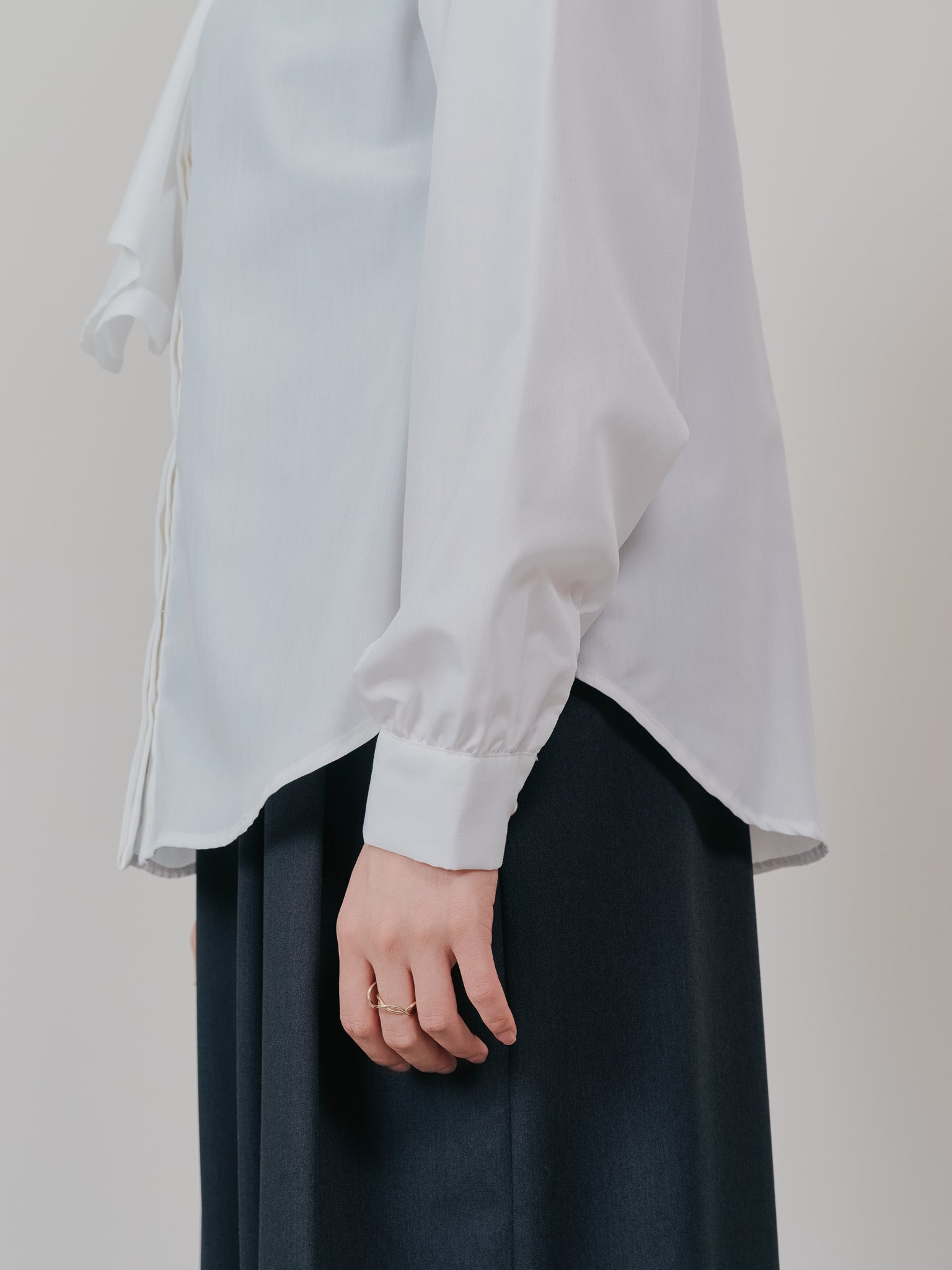 【-PRE SALE- 12/15 18:00まで!!】フェイクパールボタンフロントフリルブラウス [601404] off