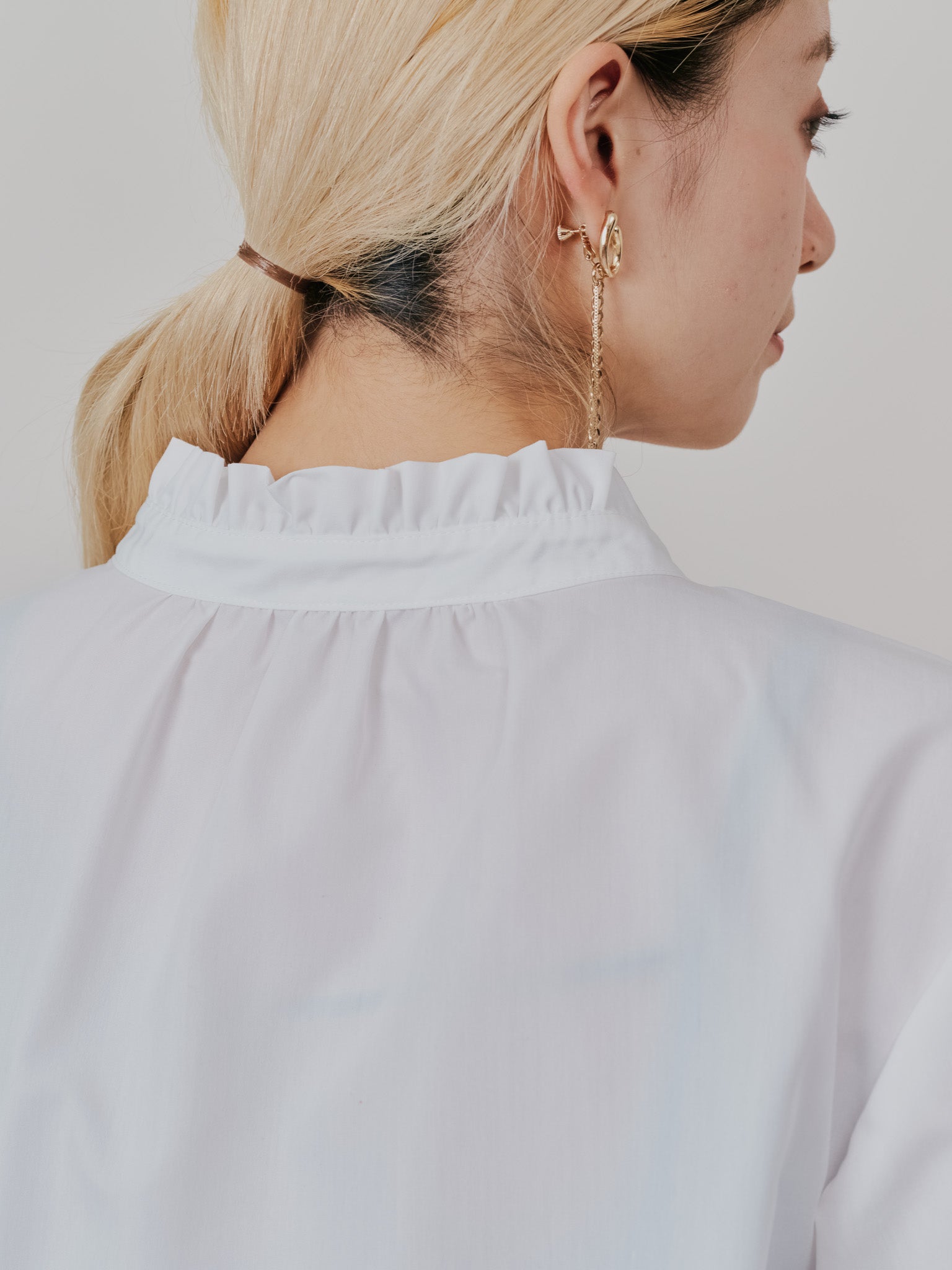 【-PRE SALE- 12/15 18:00まで!!】フェイクパールボタンフロントフリルブラウス [601404] off