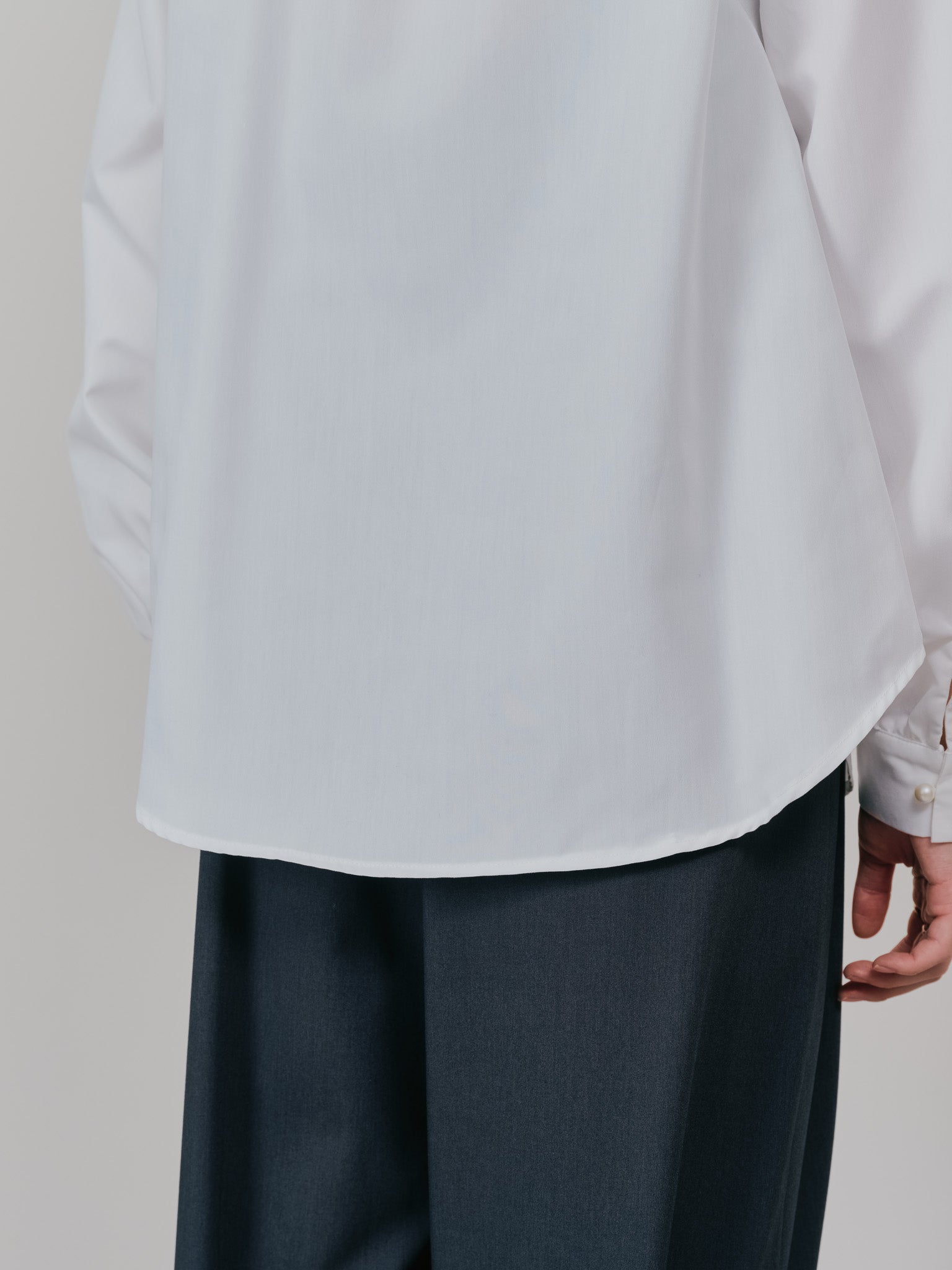 【-PRE SALE- 12/15 18:00まで!!】フェイクパールボタンフロントフリルブラウス [601404] off