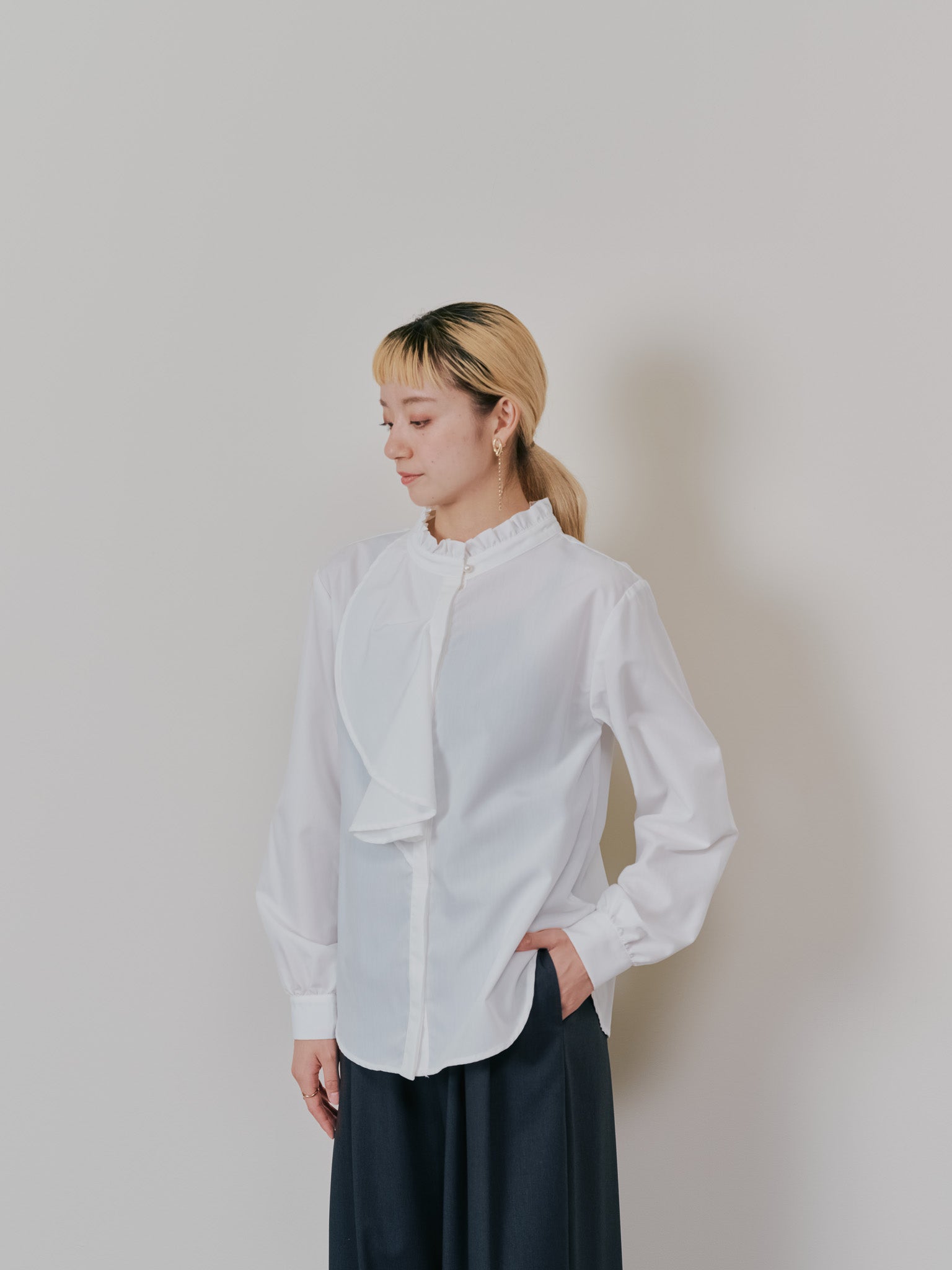 【-PRE SALE- 12/15 18:00まで!!】フェイクパールボタンフロントフリルブラウス [601404] off